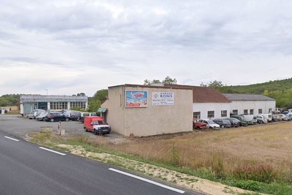 Le garage Bonis de Condat sur Trincou en Dordogne, avant le sinistre (illustration)