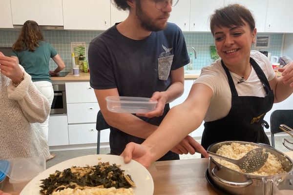 Atelier de cuisine syrienne avec la chef Hadil Jlilatli aux cartoucheries à Rennes (Ille-et-Vilaine) à l'occasion du Refugee Food Festival le 10 juin 2023