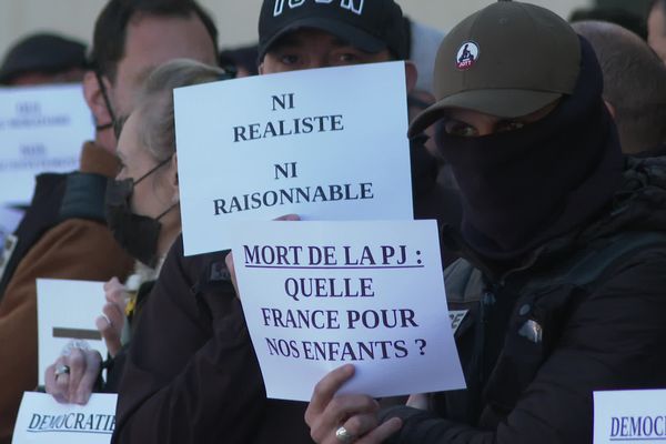 Les policiers de la Police Judiciaire ont une nouvelle fois manifesté à Montpellier contre la départementalisation qui les placerait sous l'autorité d'un directeur départemental et du préfet.