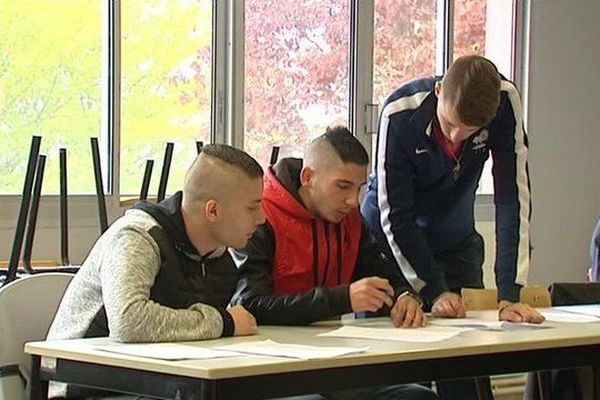 Les stagiaires ont un emploi du temps partagé entre cours et stages en entreprises.