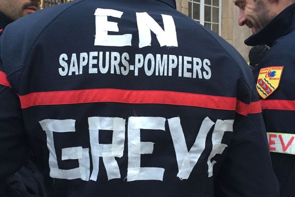 Des sapeurs-pompiers rassemblés place Stanislas. 