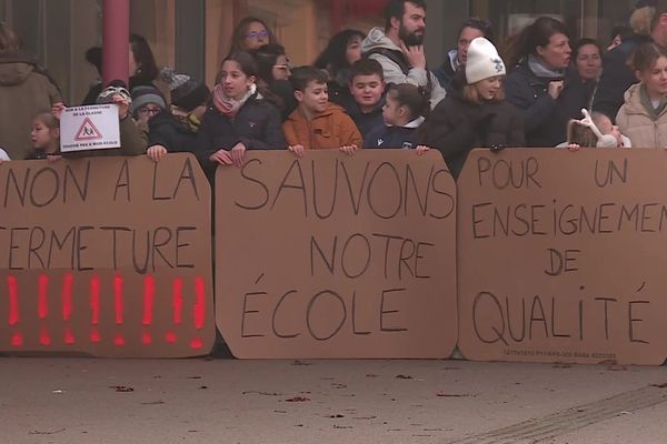 Des élèves de l'école Pierre Perret de Maligny (Yonne), mardi 23 janvier 2024, au cours d'une manifestation contre la fermeture d'une classe.