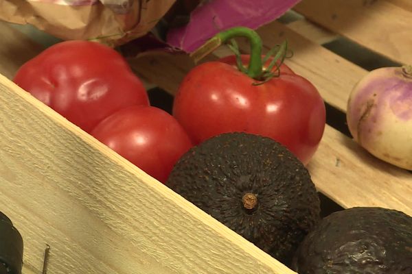 Chaque semaine, l'association Boc'Alenvers récupèrent des dizaines de kg d’invendus d’une grande surface dans le centre de Toulouse pour les cuisiner en bocaux gourmands.