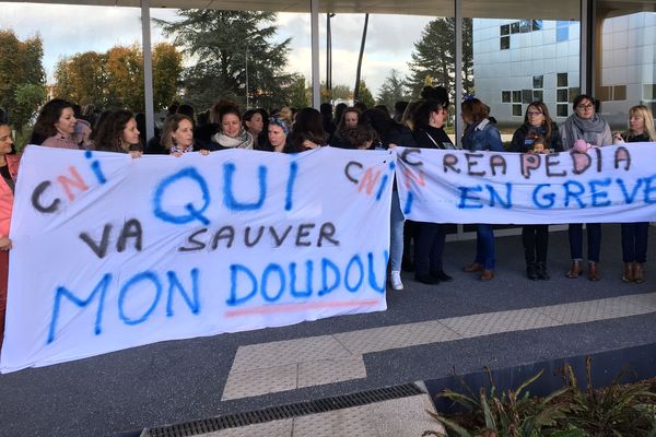 Une trentaine d'infirmière se sont rassemblées pour manifester leur colère. 