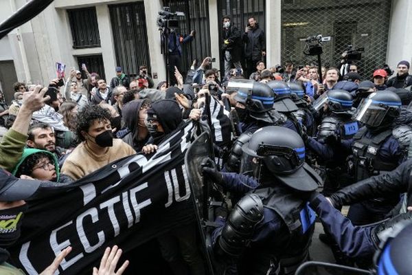 Des tensions ont éclaté devant Sciences-Po Paris ce vendredi 26 avril.