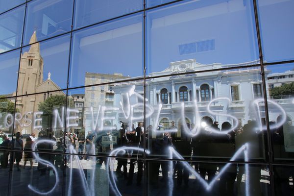 Mercredi matin, au 16e jour de la grève des marins de la SNCM, entrepreneurs, artisans, agriculteurs et représentants des organisations socioprofessionnelles se sont rassemblés devant les grilles de la préfecture de Haute-Corse pour réclamer de l'Etat, des mesures de déblocage du port de Marseille et d'un bateau d'une autre compagnie, retenu par les grévistes.