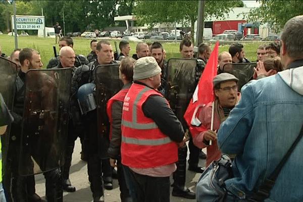 Discussion avec les forces de l'ordre avant l'évacutation