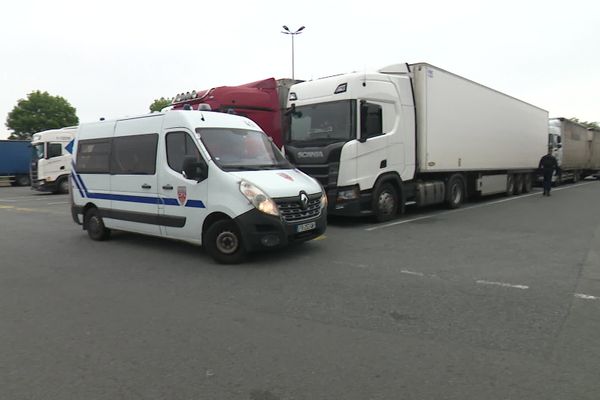 Un individu d'origine soudanaise a tenté de monter à bord du poids-lourd, a chuté et été percuté par le véhicule.