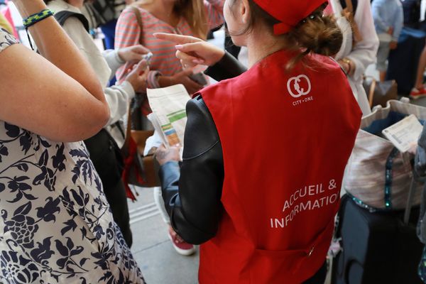 Des agents en gilets rouges sont déployés dans les gares pour informer les voyageurs.