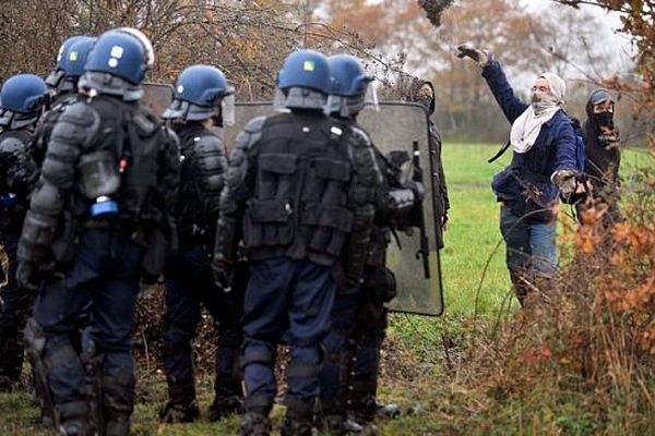 Les forces de l'ordre vendredi 23 novembre face à des opposants à l'aéroport