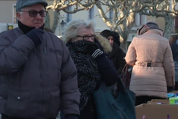 Des habitants de Pierrelatte sur la marché ce vendredi matin