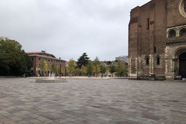 Il y avait comme un air de couvre-feu devant la basilique Saint-Sernin de Toulouse, le jeudi 15 octobre. 