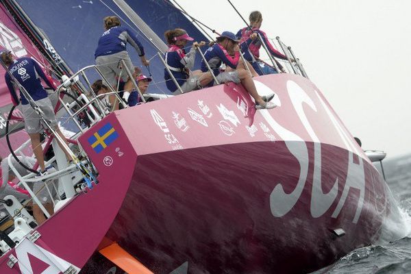 L'équipe de Sam Davies au départ de la huitième étape de la Volvo Ocean Race 2015. 