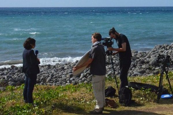 Sur cette plage de La Réunion, experts , publics, journalistes, tout le monde a cherché des pièces de l'appareil disparu