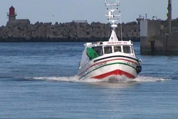 Un bateau de pêche dans le port de Calais