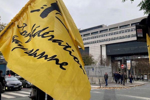 Le drapeau de la Confédération paysanne devant le ministère de l'Economie et des Finances.