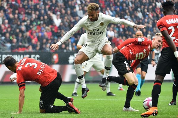 La star parisienne Neymar en plein saut, lors de la 6e journée de L1 au Roazhonb Park contre Rennes - le 23/09/18