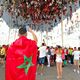 Les supporters marocains rassemblés sous l'ombrière du Vieux-Port, ce lundi 5 août.