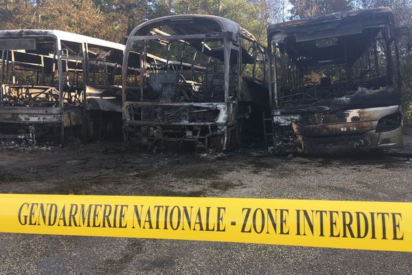 Cinq bus ont été ravagés par les flammes.