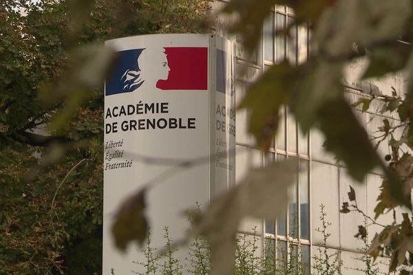 L'Académie de Grenoble plaide une erreur dans la transmission du dossier de l'enseignant.