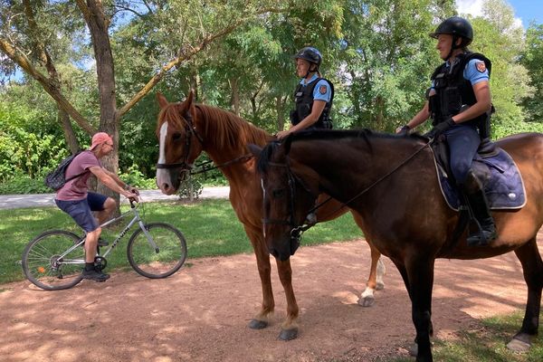 Une brigade de gendarmes à cheval patrouille à Vichy jusqu'à la fin du mois d'août.