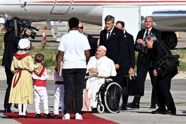 Le pape a été reçu par la Première ministre et des enfants en habits traditionnels.