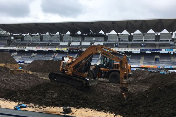 Marcel-Michelin, le stade mythique de l’ASM Clermont-Auvergne s’est littéralement métamorphosé pour accueillir le Super Cross, samedi 16 juin, à Clermont-Ferrand. Pour recevoir ce spectacle mécanique, d’impressionnants aménagements ont été réalisés. Un time lapse de la mise en place a été publié par le club sur Youtube.