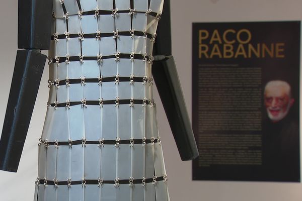 Exposition Paco Rabanne à Oyonnax. Une des robes emblématiques du savoir-faire du couturier.