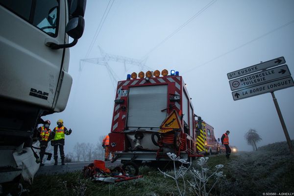 Un poids lourd a percuté ce lundi matin un véhicule de secours routier (centre) qui a été projeté dans le véhicule de secours aux victimes situé devant.