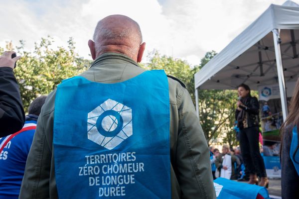 Un manifestant à Paris, lors d'un rassemblement pour le droit à l'emploi, le 24 octobre 2023.