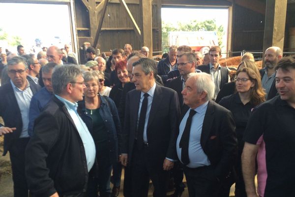 Le 7 avril, alors qu'il visitait une exploitation agricole dans le Cantal, François Fillon s'est dit "heureux" du soutien de Nicolas Sarkozy 