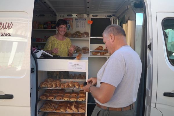 Chaque jour, Émilie se déplace dans les communes autour d'Acheux-en-Amiénois pour proposer du pain et des viennoiseries.