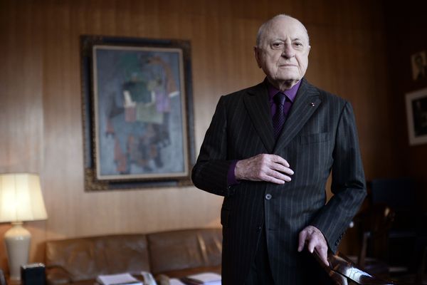 Pierre Bergé posant dans son bureau parisien le 11 février 2015.