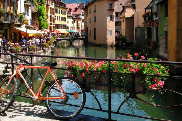 La nouvelle piste cyclable permet de faire le tour complet du lac d'Annecy. 