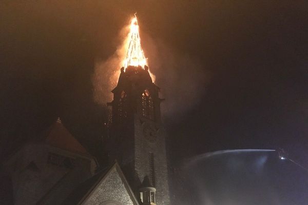 L'incendie a totalement détruit le clocher de l'église