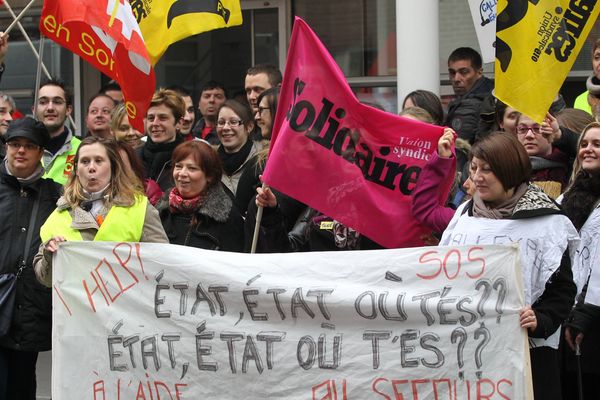 Les salariés de Call Expert Abbeville devant le tribunal de commerce d'Amiens pour l'audition des éventuels repreneurs.