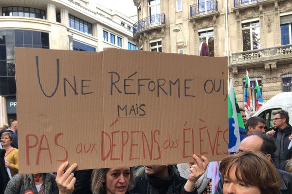 Les enseignants s'opposent à la baisse annoncée du nombre de postes dans le secondaire