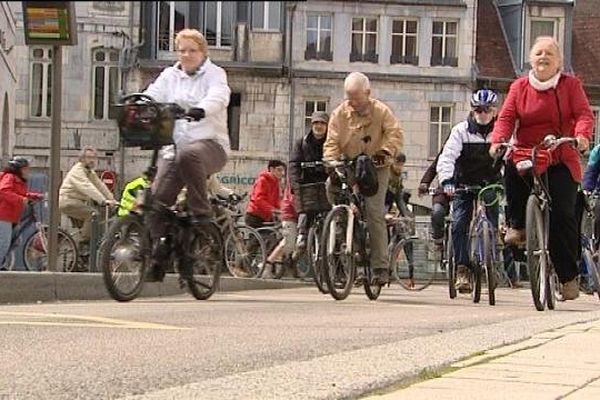 A vélo pour demander des pistes cyclabes