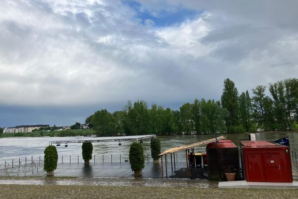 La guinguette "Le Ponton" sur les bords de Loire attend le beau temps et une baisse du niveau du fleuve pour enfin ouvrir.