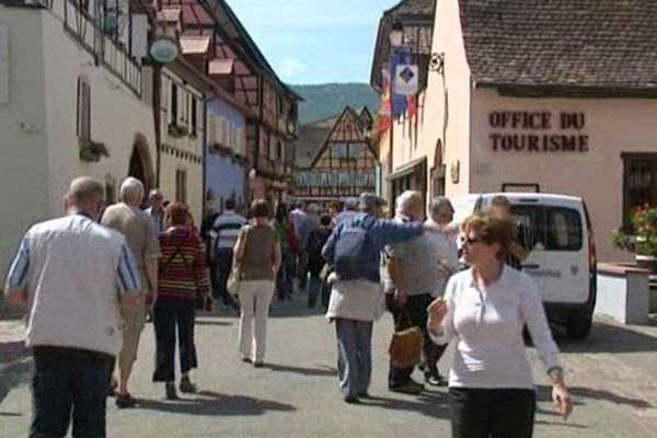 Les visiteurs sont séduits par le charme des ruelles médiévales et des maisons à colombage