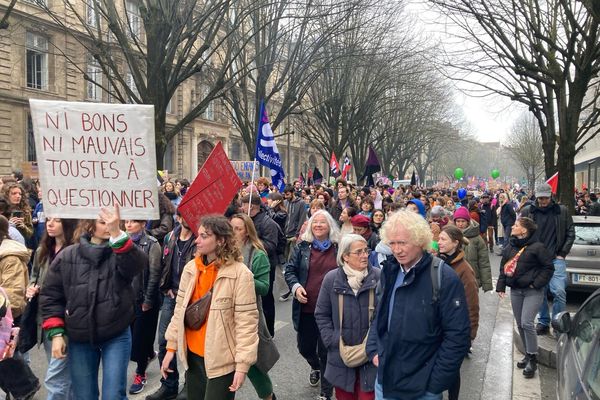 Sur les panneaux, les slogans demandent une égalité des salaires et des emplois.