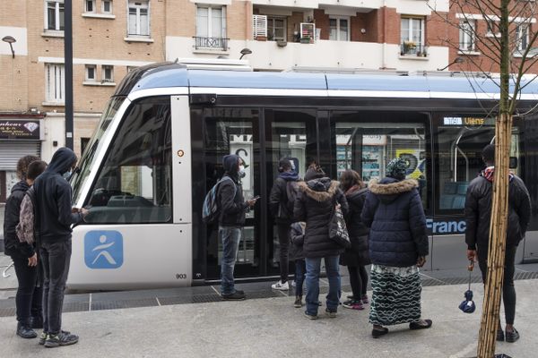 Les conducteurs mobilisés sur la ligne T4 protestent notamment contre les baisses de salaire.