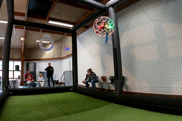 Pour marquer un but au drone soccer, il faut faire passer le ballon volant à l'intérieur d'un anneau suspendu.