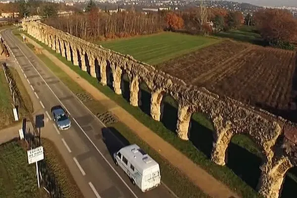 L'aqueduc du Giers est encore largement visible sur près de 600 mètres