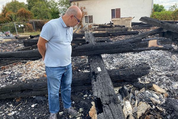 Emmanuel Le Roy, maire de Drosnay, au milieu des vestiges de l'église de Drosnay, détruite par les flammes le 7 juillet dernier.