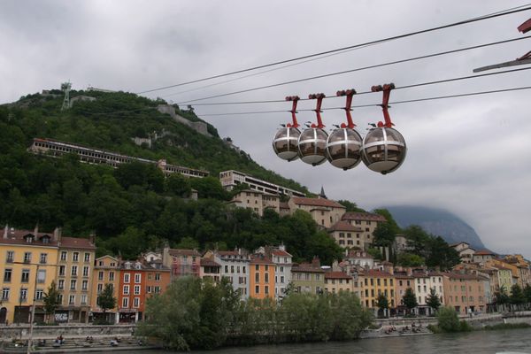 Une dizaine de personnes se sont retrouvées bloquées dans le téléphérique de Grenoble après qu'un individu a jeté une banderole sur le câble. (Illustration)