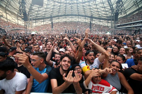 Foule dans la fosse au concert de Jul au Vélodrome à Marseille, le samedi 4 juin 2022.