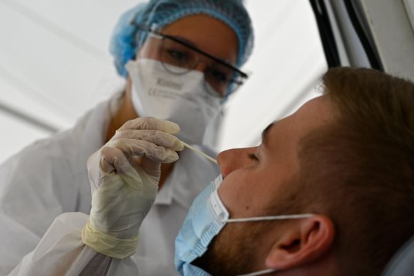 Réalisation d'un test PCR. FRED TANNEAU / AFP