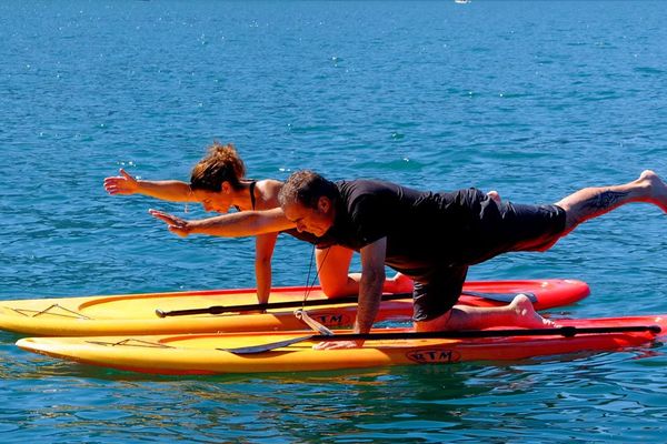 Laurent s’initie au yoga sur paddle