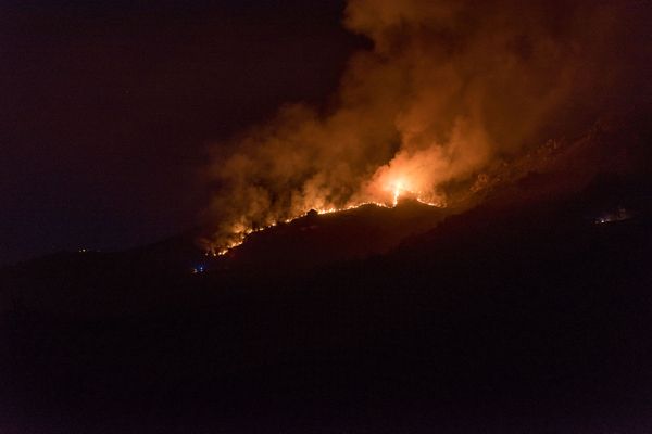 Le feu a pris sur la route de Saint Bel en fin de journée. il a été endigué vers 21 heures. 